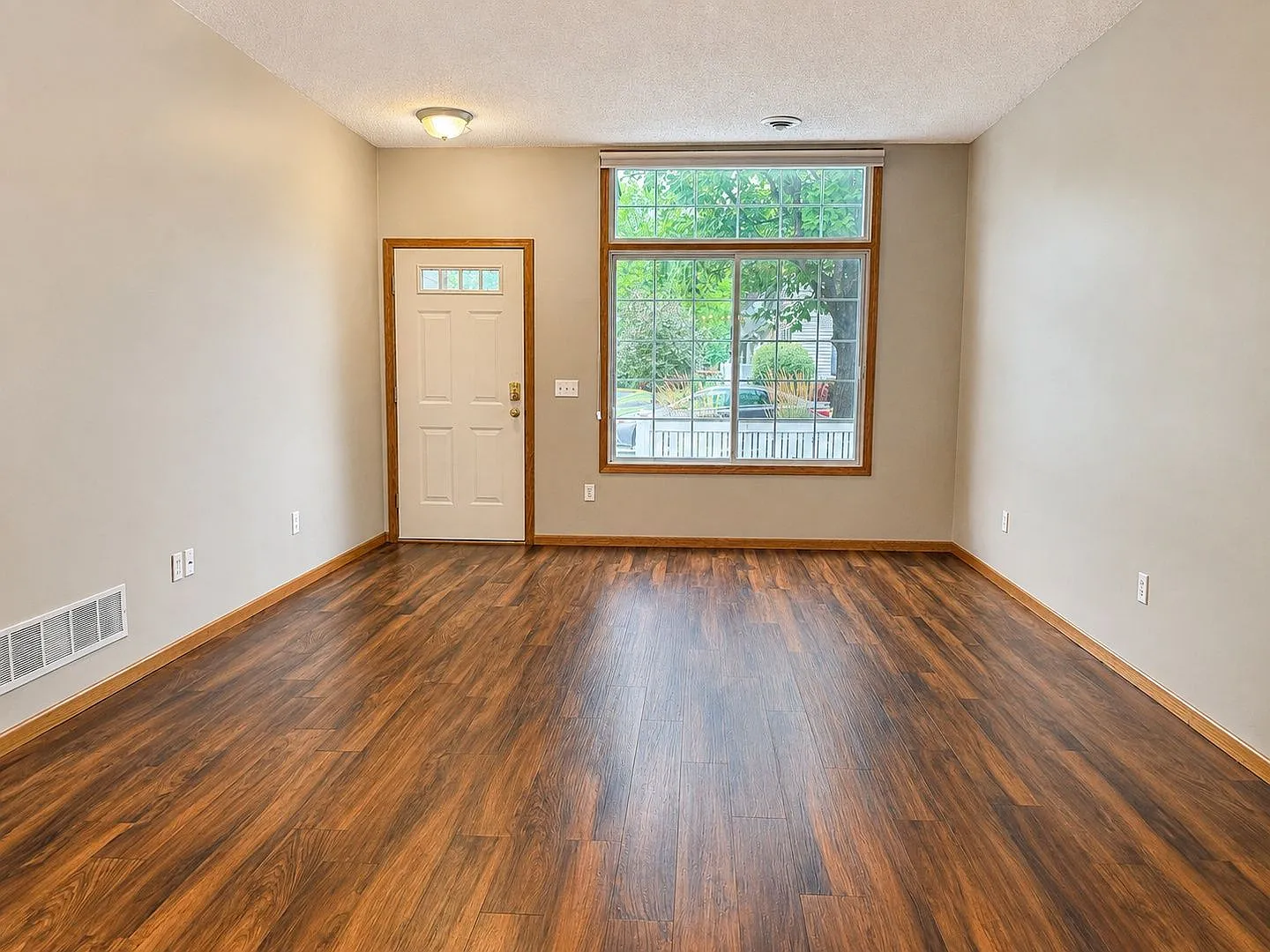 3 bed, 1.5 bath, 1509 sqft, $2,045 — Photo 3