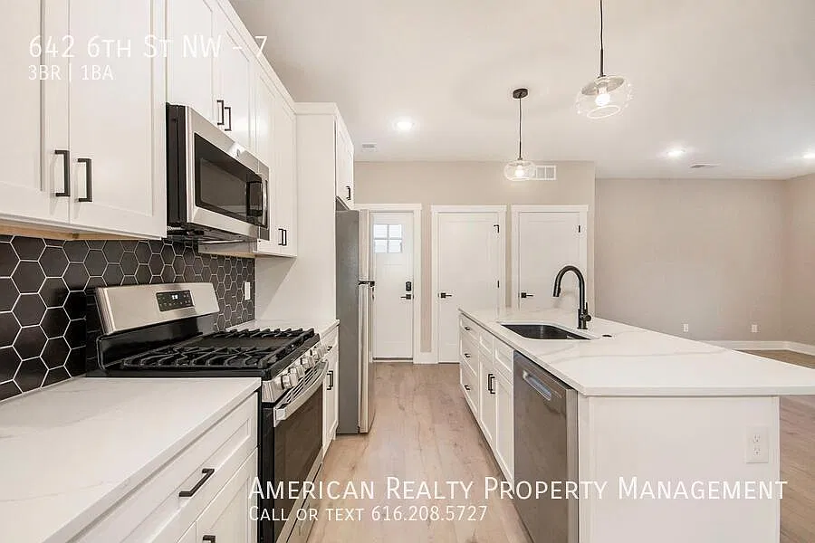 3 bed, 1050 sqft, $2,150 — Photo 4