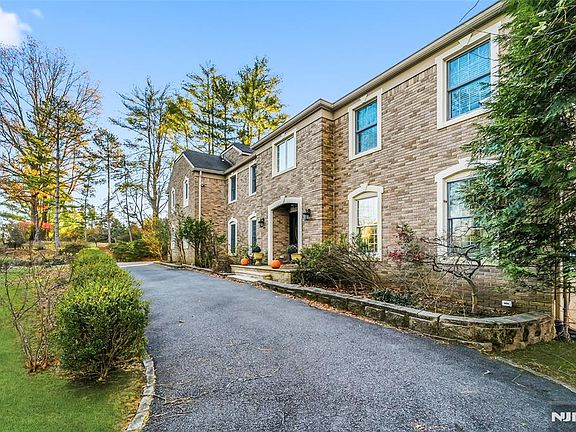 3rd image of 27 Pine Hill Rd