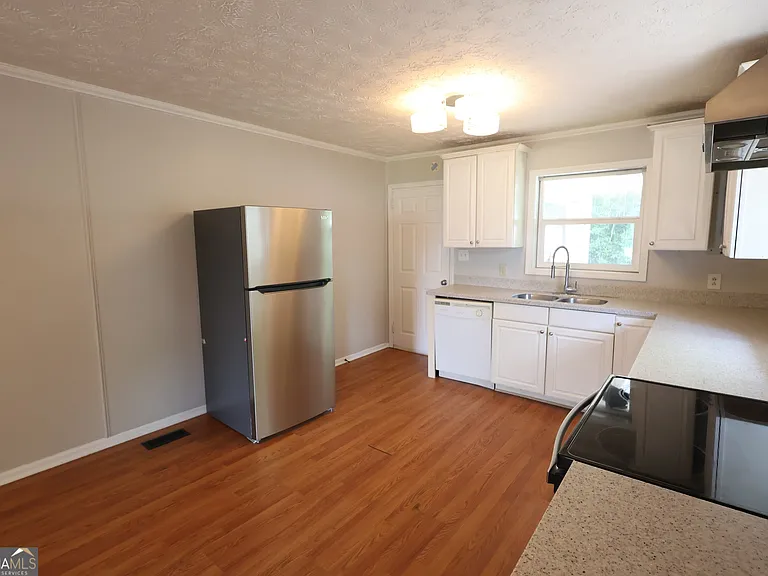 615 N Jefferson St NE — Photo 7