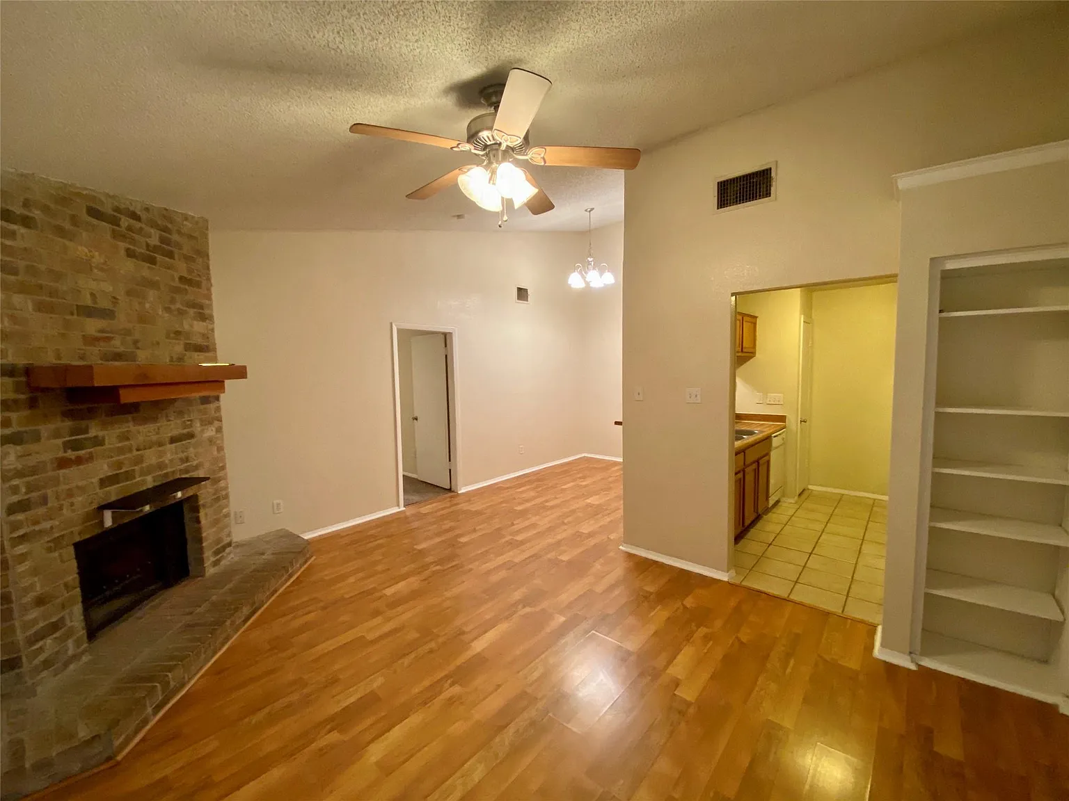 2 bed, 2.0 bath, 889 sqft, $1,395 — Photo 3