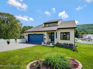 912 Layton Rd, Clarks Summit, PA 18411