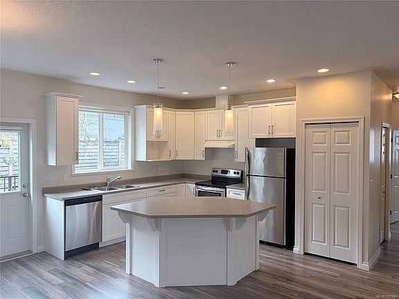 3rd image of 401 Cambie Rd