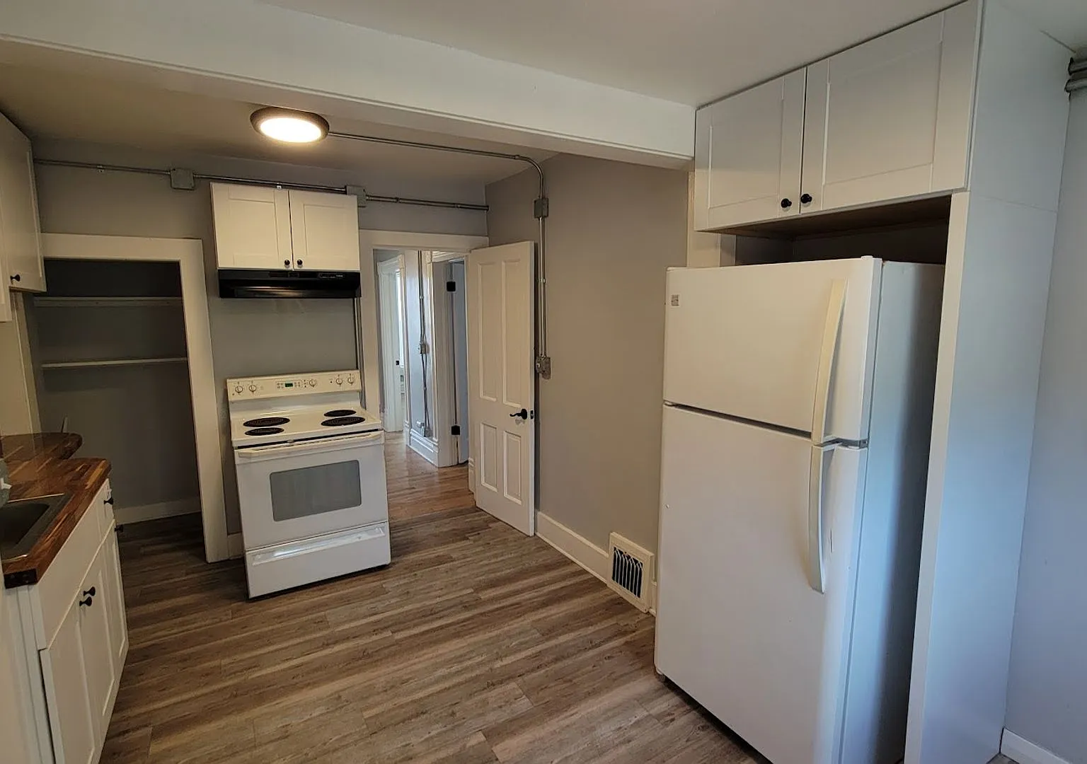 Charming Historic Downtown 3 Bedroom Apartment All Utilities Included! — Photo 1