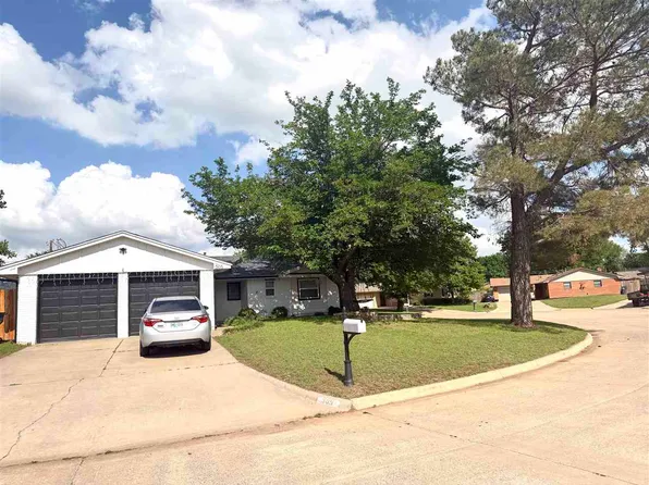 305 NW Parkwood Pl, Lawton, OK 73505