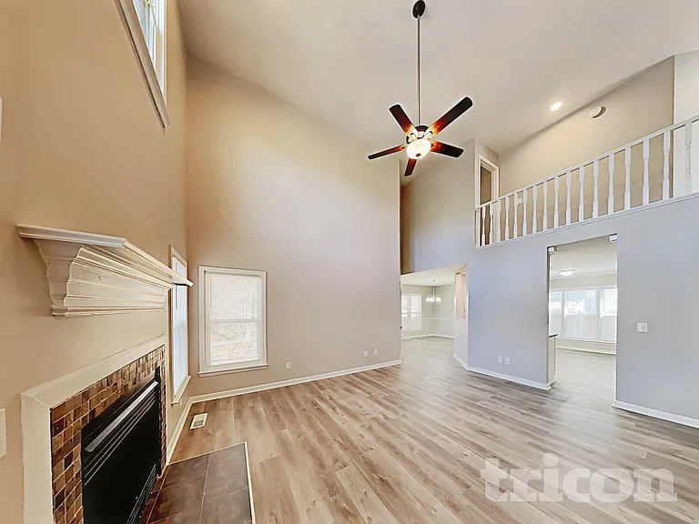 905 Amersham Ln — Photo 2