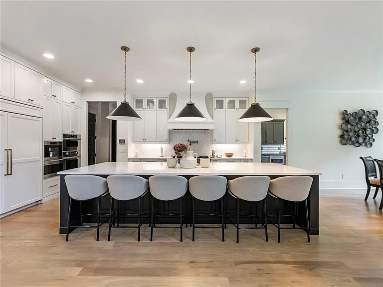 566 Versailles Dr — Photo 14