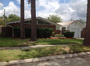 1921 Green Oaks Dr, Gretna, LA 70056