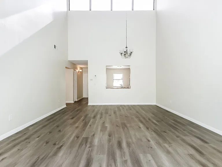 304 Lakeview Dr E — Photo 6
