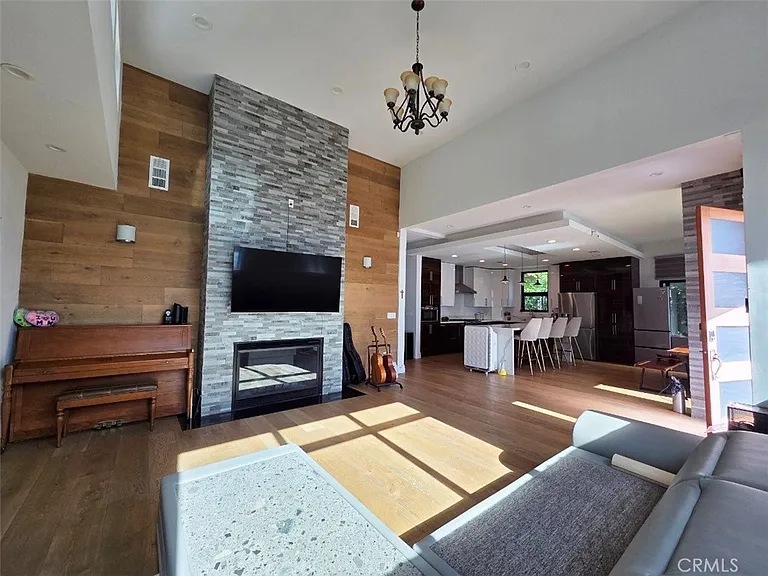 915 S Rimpau Blvd — Photo 5