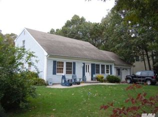 3 Northumberland Dr, Shoreham, NY