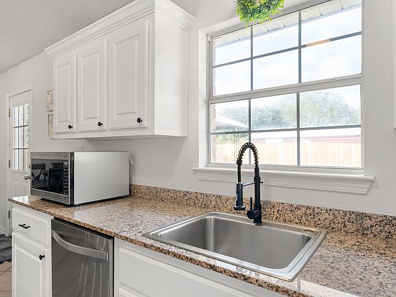 4th image of 1705 Oak Dr