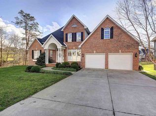 1022 Saint Ives Dr, Hurricane, WV 25526