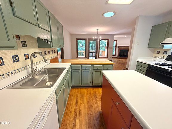 3rd image of 6 Burnwood Pl