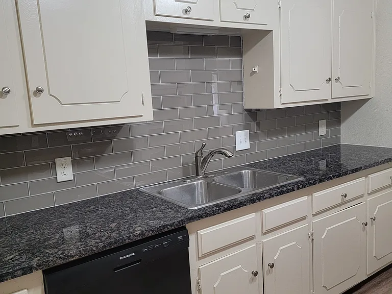 613 Woodhaven Pl — Photo 4