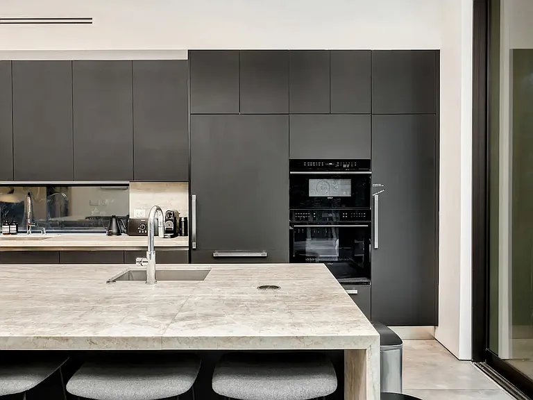 460 N Kings Rd — Photo 15
