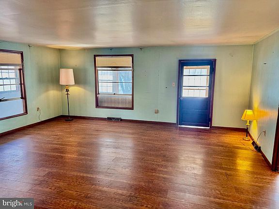 5th image of 938 River Rd