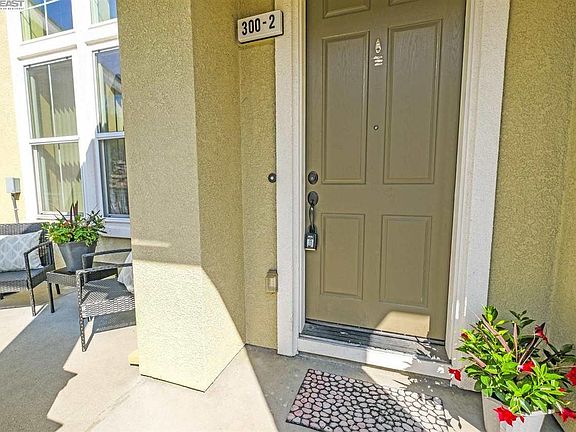 2nd image of 300 Old Oak Ln Unit 2