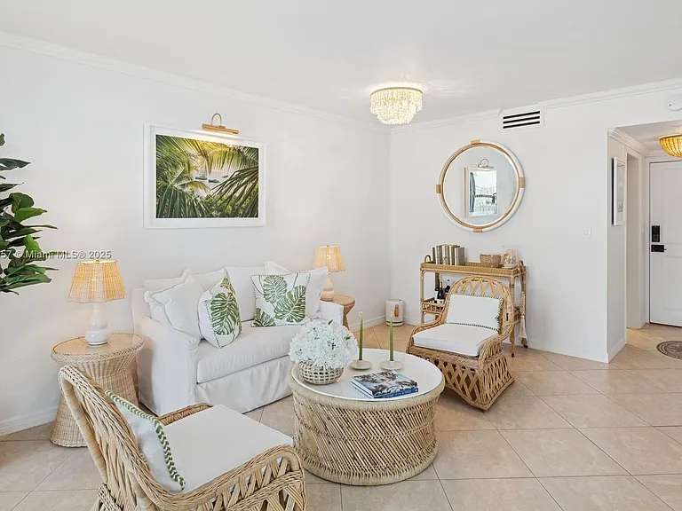 2899 Collins Ave #1025 — Photo 8