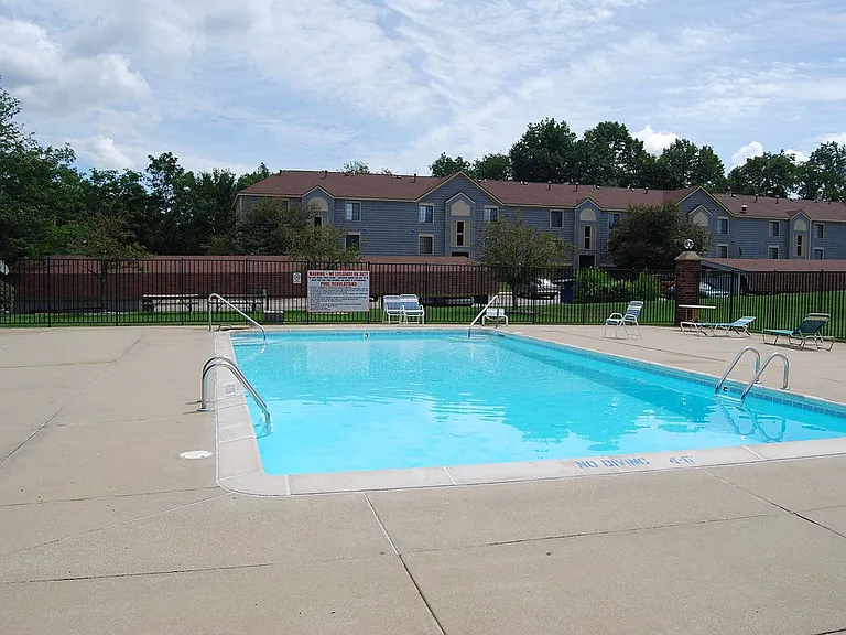 Emerald Park Apartments — Photo 18