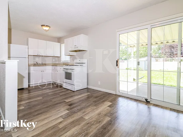 11091 Saxonhall Dr — Photo 5
