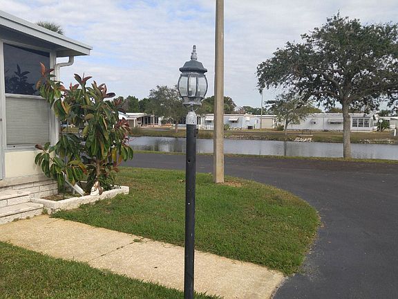 Front view/water view
