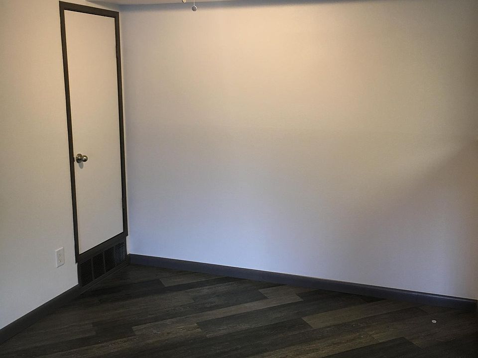 New Hardwood in the dining area / Ceiling fan