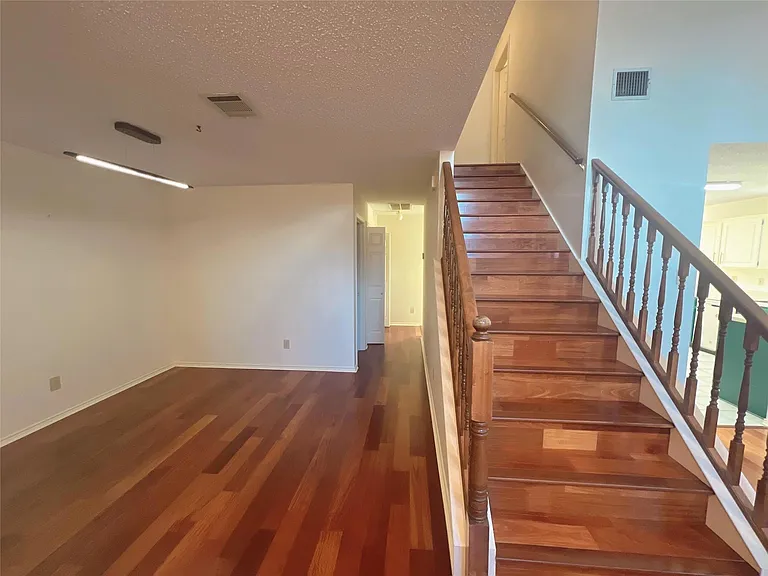 825 Ashford Dr — Photo 7