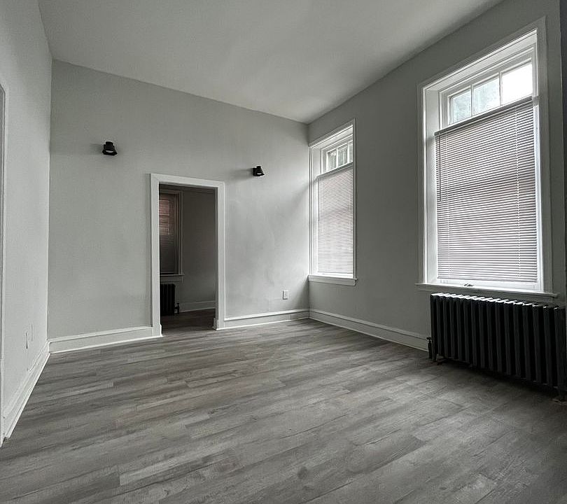 1st image of 214 W 7th St #824-04