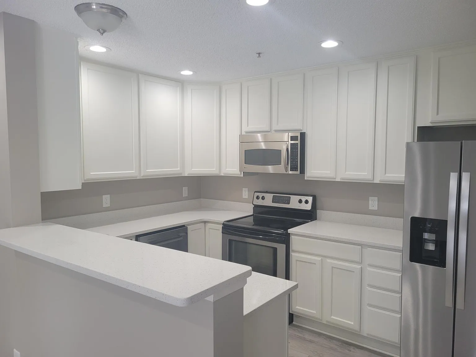 2 bed, 1.5 bath, 1607 sqft, $2,000 — Photo 2