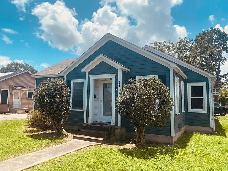 302 E Strand St — Photo 2