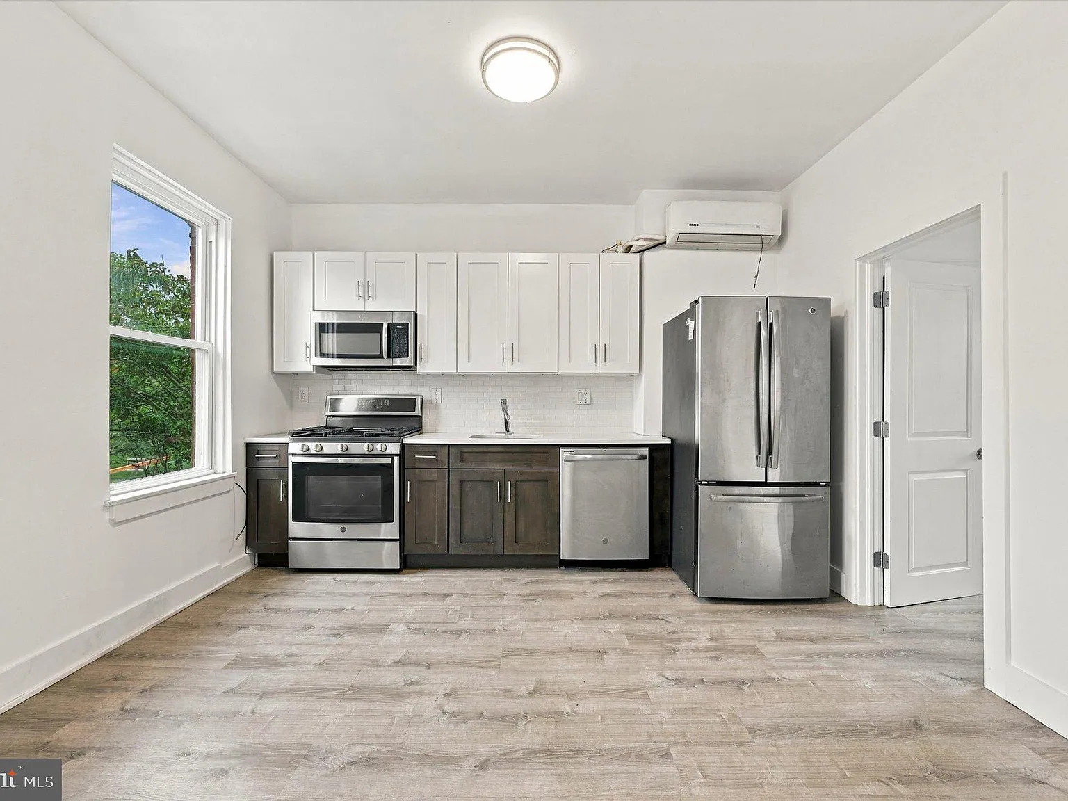 1 bed, 1.0 bath, 3365 sqft, $1,250 — Photo 3