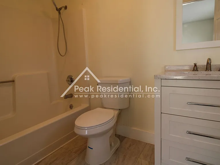 1042 Las Palmas Ave — Photo 23