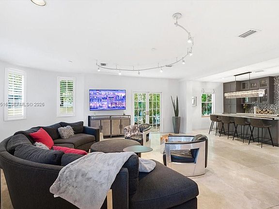 2nd image of 2917 Jackson Ave #6