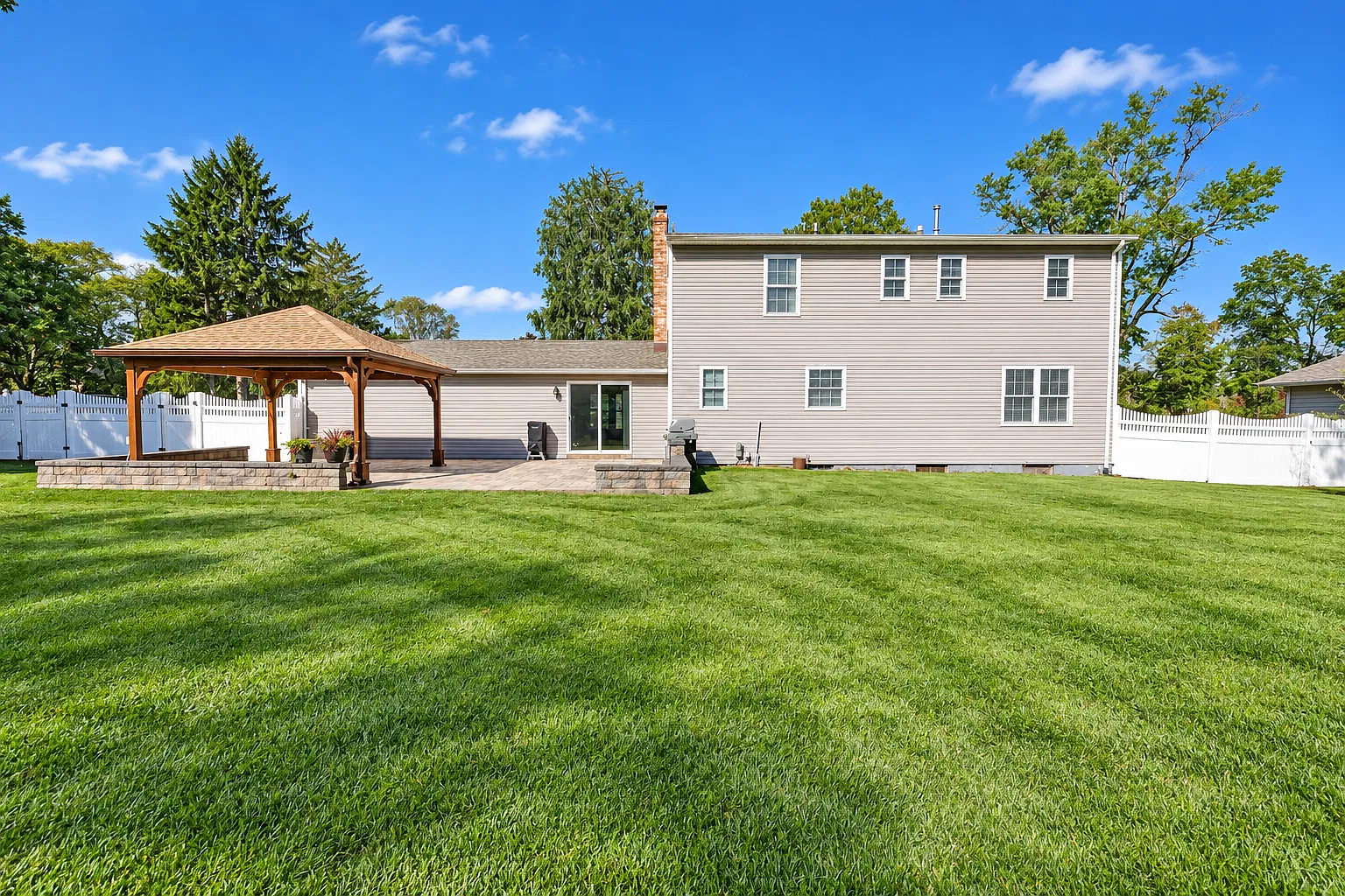 4 bed, 2.5 bath, 2642 sqft, $4,200 — Photo 4