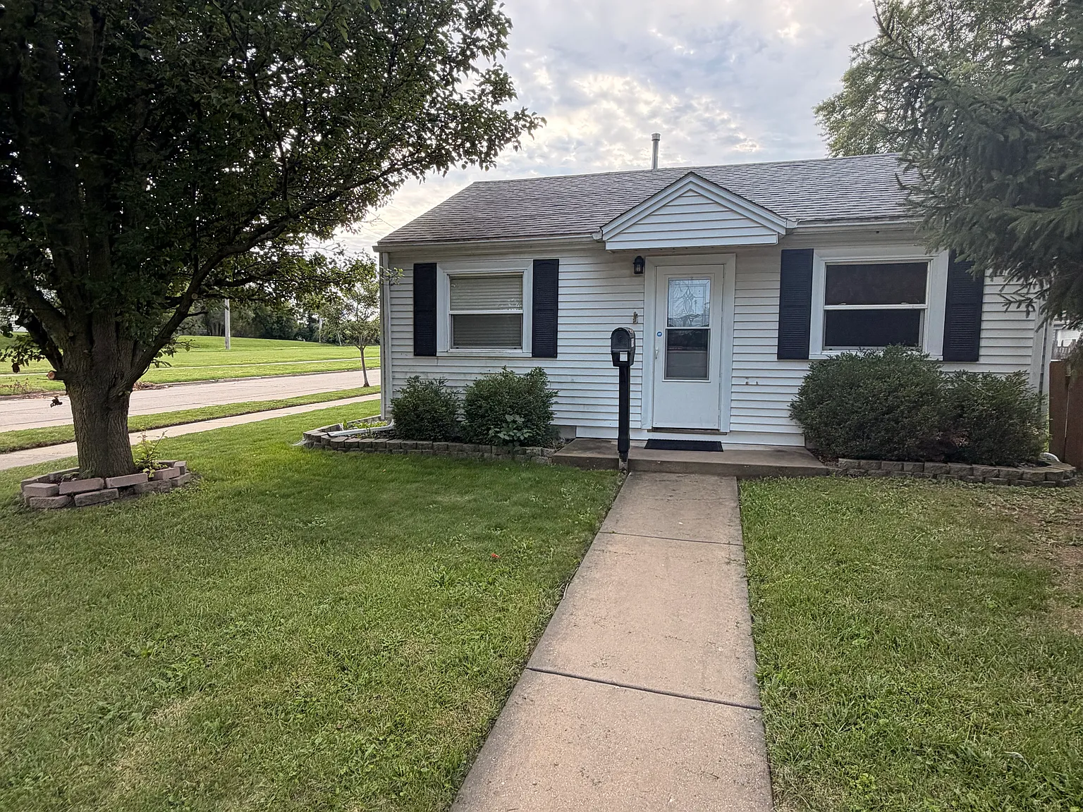 3 bed, 936 sqft, $1,300 — Photo 1
