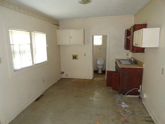 4th image of 704 Bolivar St