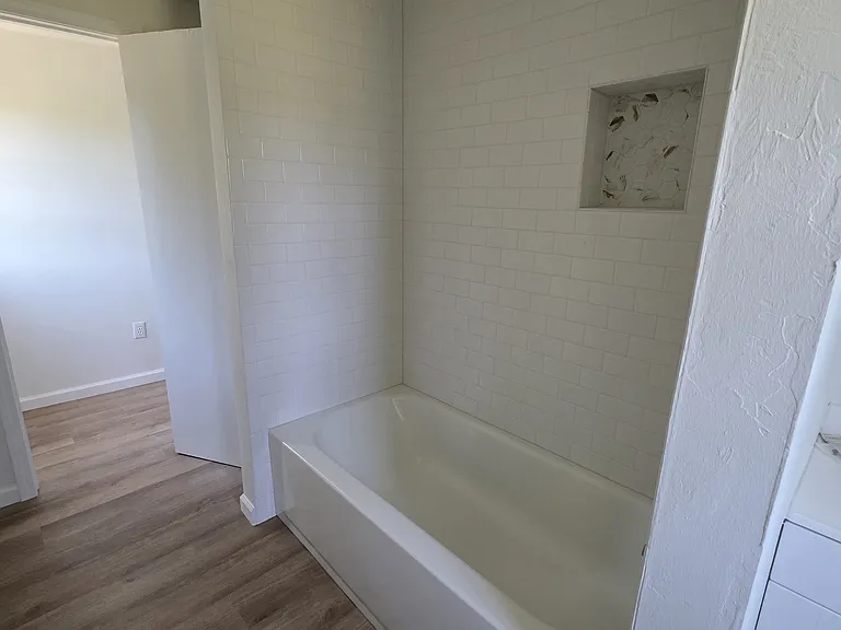 709 W Washington St — Photo 16