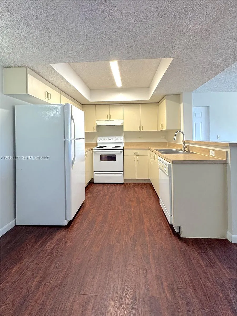 Building Photo - 3610 N 56th Ave #218