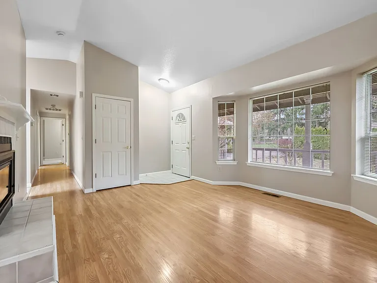 1012 Irving St SW — Photo 7