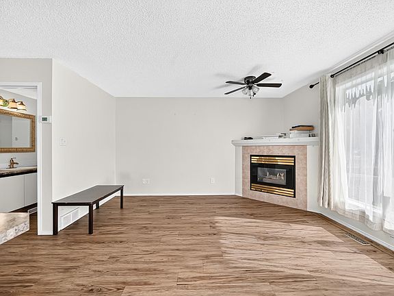 5th image of 300 Hooper Cres #30