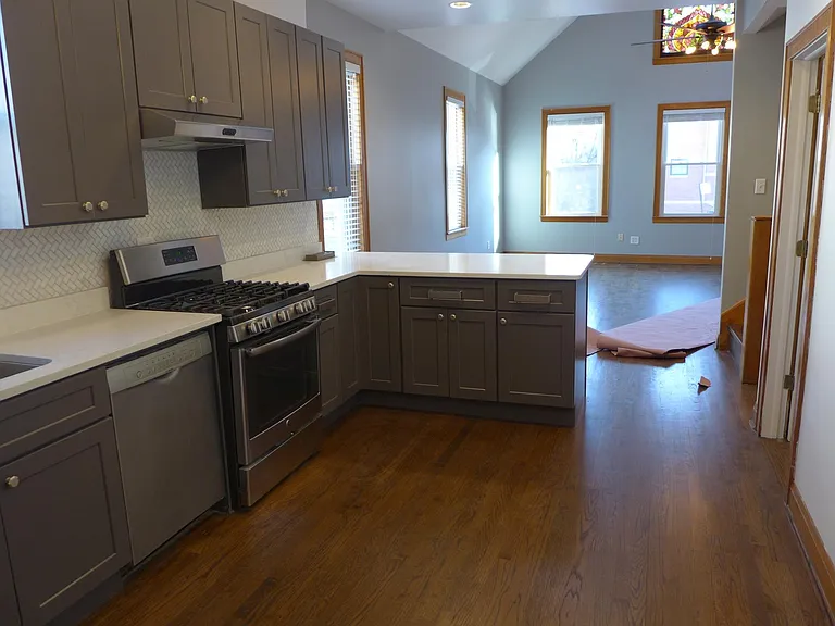 2924 N Lakewood Ave — Photo 3