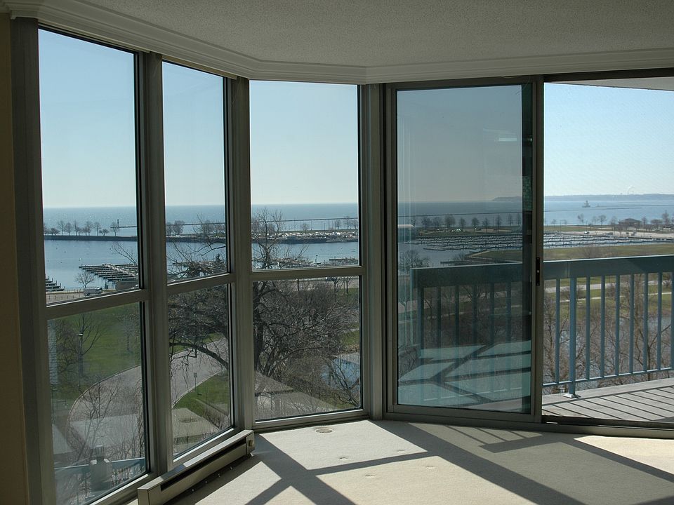 Lake view/balcony