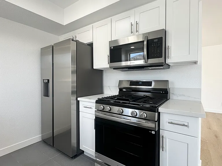 1150 N Columbus Ave #4 — Photo 5