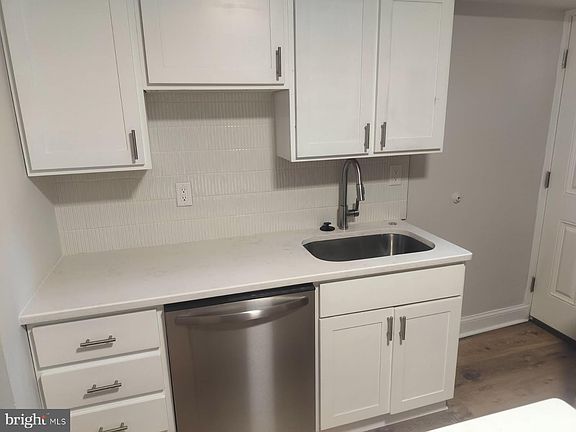 5th image of 934 W Porter St