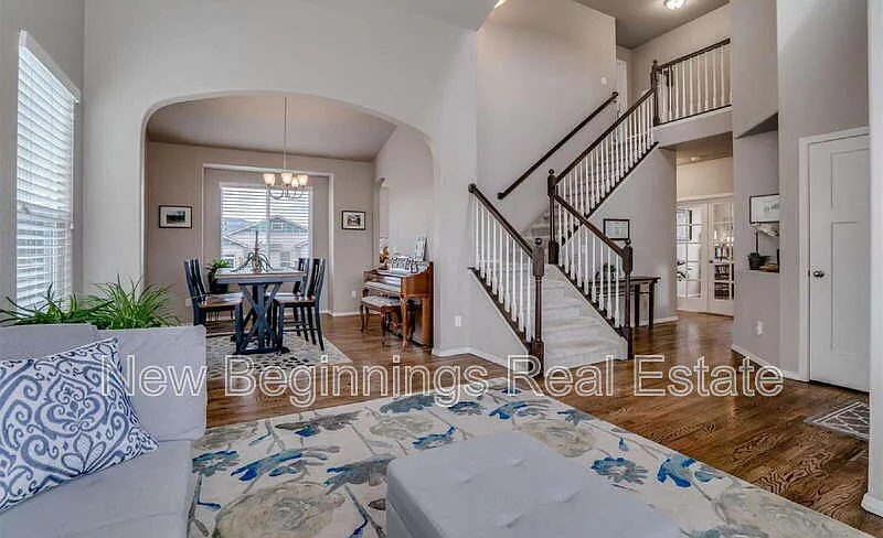 5 bed, 3.5 bath, 3777 sqft, $3,795 — Photo 2