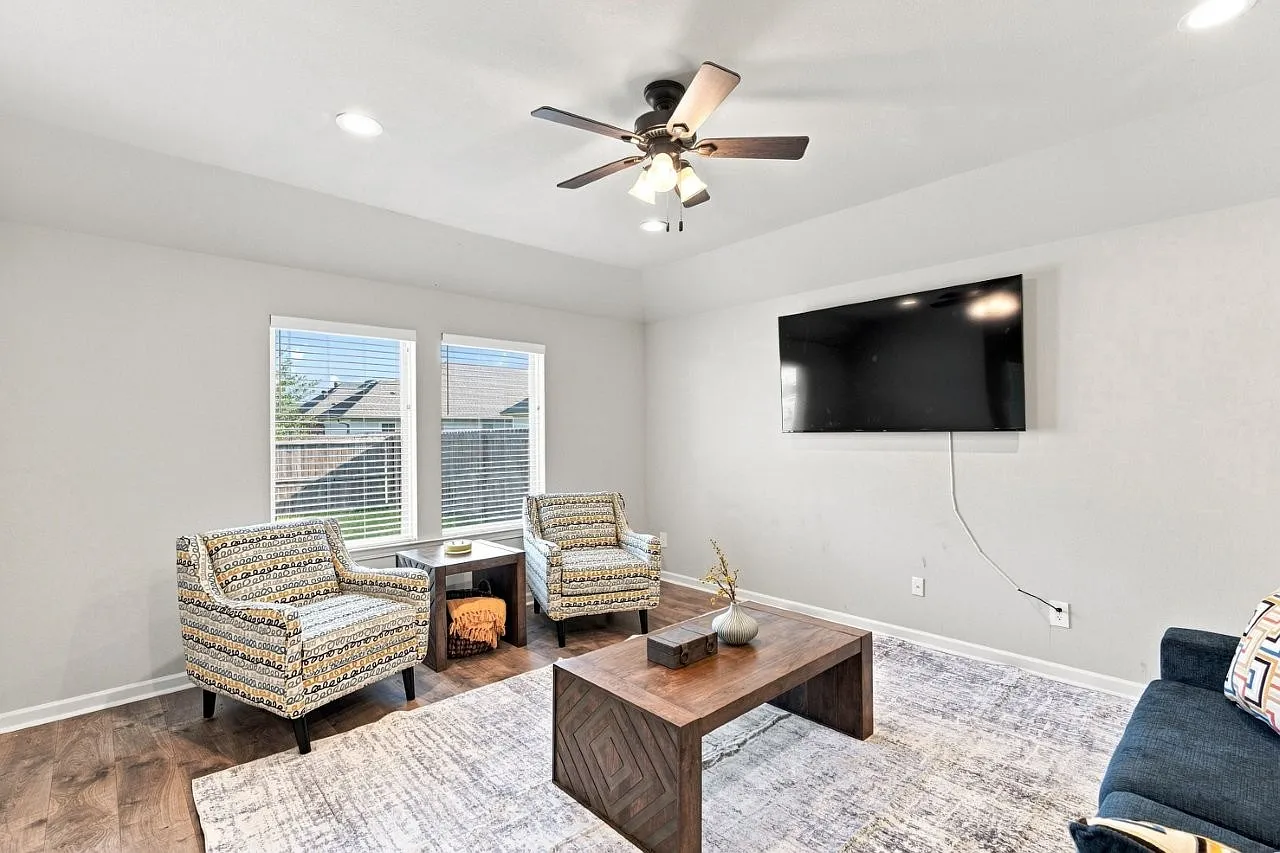 3 bed, 2000 sqft, $3,400 — Photo 3