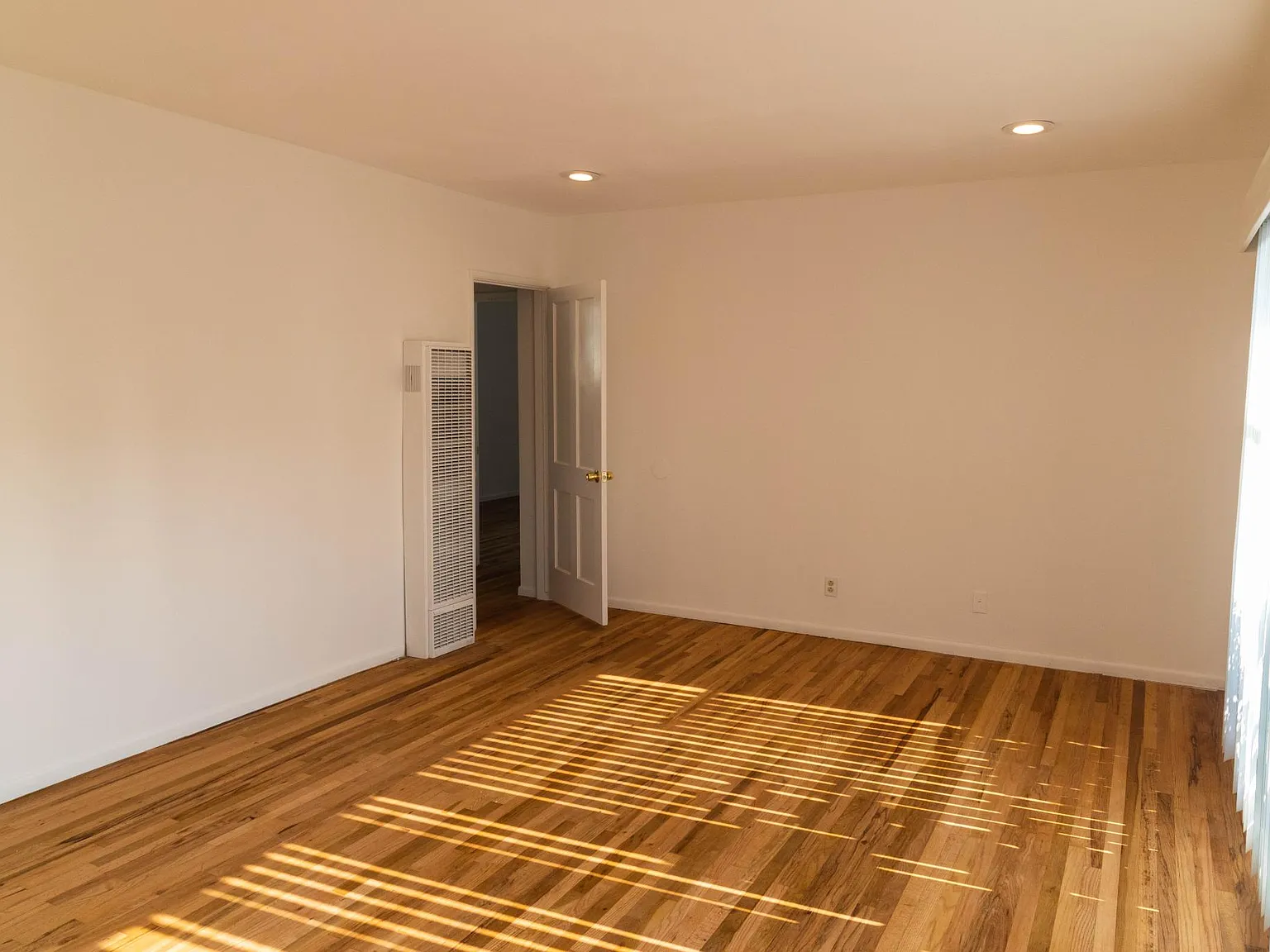 2 bed, 900 sqft, $2,500 — Photo 2
