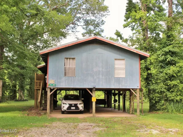 109 Hickory Ln, Lucedale, MS 39452