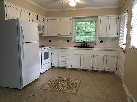 2nd image of 711 Dogwood Ln